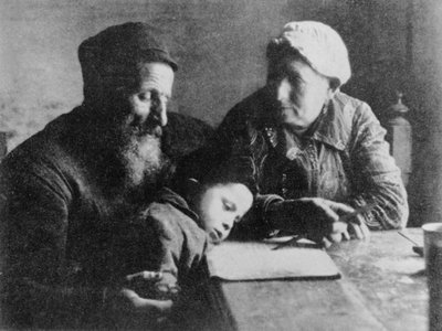 Jewish family by Unbekannt Unbekannt